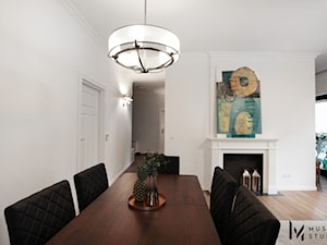 Współczesna elegancja - Średnia biała jadalnia jako osobne pomieszczenie, styl glamour - zdjęcie od Musiał Studio