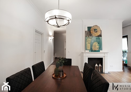 Współczesna elegancja - Średnia biała jadalnia jako osobne pomieszczenie, styl glamour - zdjęcie od Musiał Studio