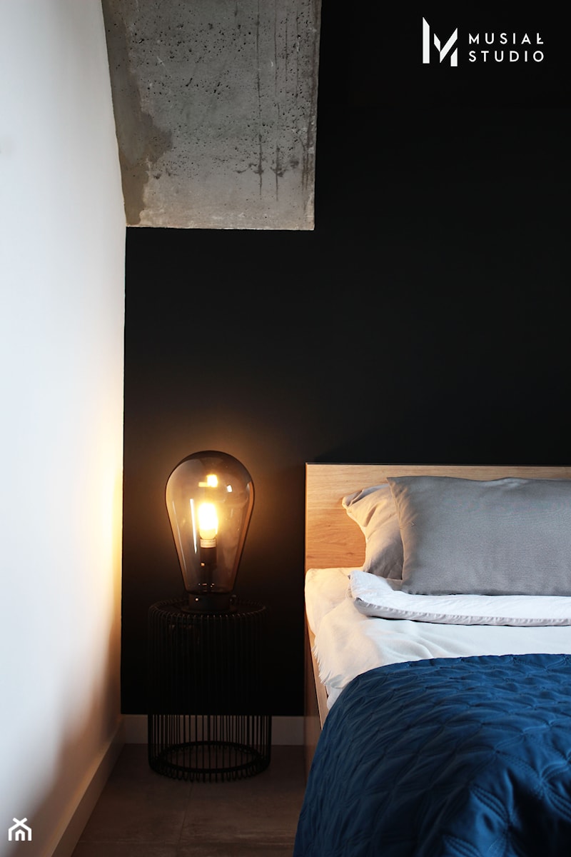 Industrialny Ołtaszyn - Mała biała czarna sypialnia, styl industrialny - zdjęcie od Musiał Studio