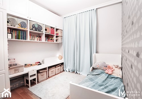 Współczesna elegancja - Średni szary pokój dziecka dla dziecka dla chłopca dla dziewczynki, styl skandynawski - zdjęcie od Musiał Studio