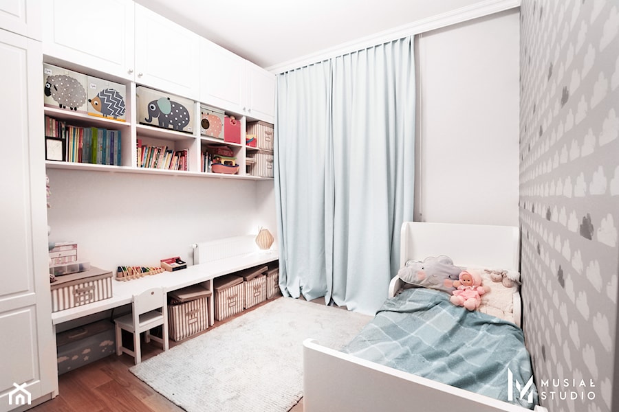 Współczesna elegancja - Średni szary pokój dziecka dla dziecka dla chłopca dla dziewczynki, styl skandynawski - zdjęcie od Musiał Studio