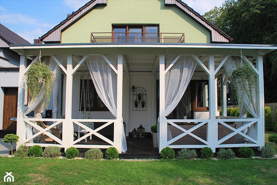 Weranda - Mały z meblami ogrodowymi z donicami na kwiaty z huśtawką taras z tyłu domu, styl tradycyjny - zdjęcie od Daria Jurczyk-Ziółkowska