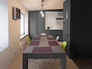 LOFT - Średnia beżowa czarna jadalnia w salonie, styl minimalistyczny - zdjęcie od GRUPA HYBRYDA
