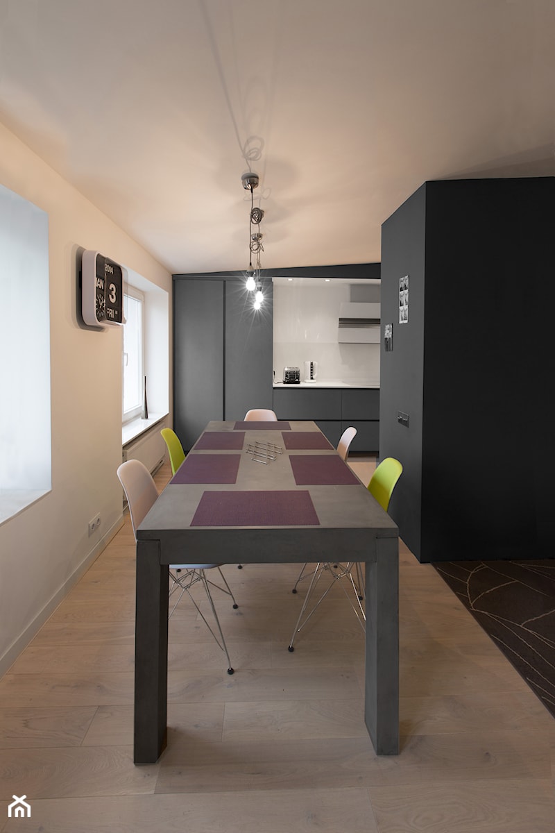LOFT - Średnia beżowa czarna jadalnia w salonie, styl minimalistyczny - zdjęcie od GRUPA HYBRYDA