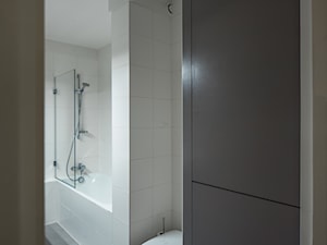 KUCHNIA&ŁAZIENKA_FRANCJA - Mała łazienka z oknem, styl nowoczesny - zdjęcie od GRUPA HYBRYDA