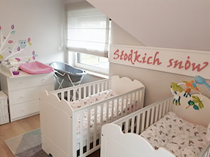 Pokoje dziecięce: Słodki pokój bliźniaczek - Pokój dziecka, styl skandynawski - zdjęcie od ORANGE STUDIO