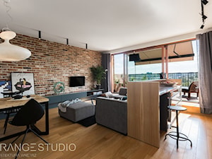 Apartament "Wilga Park", Kraków - Salon z kuchnią z jadalnią z tarasem / balkonem, styl industrialny - zdjęcie od ORANGE STUDIO