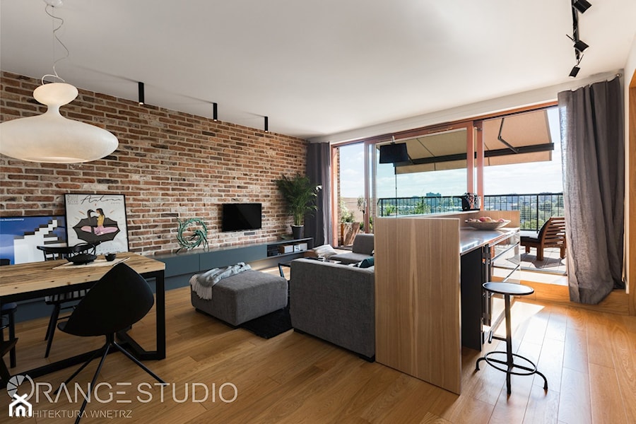 Apartament "Wilga Park", Kraków - Salon z kuchnią z jadalnią z tarasem / balkonem, styl industrialny - zdjęcie od ORANGE STUDIO