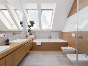 Dom w Jaworznie - Duża na poddaszu z dwoma umywalkami łazienka z oknem, styl nowoczesny - zdjęcie od ORANGE STUDIO