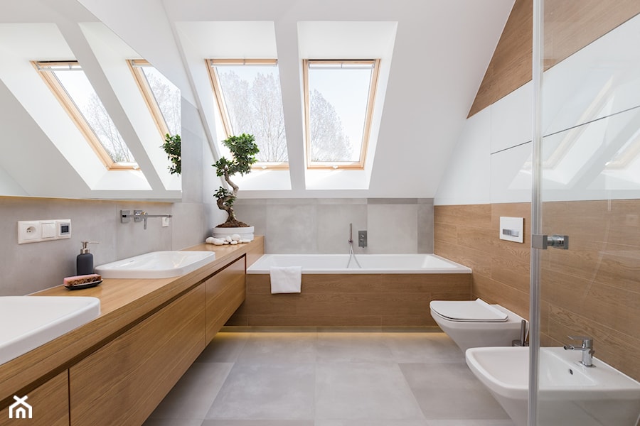 Dom w Jaworznie - Duża na poddaszu z dwoma umywalkami łazienka z oknem, styl nowoczesny - zdjęcie od ORANGE STUDIO