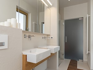 Dom w Jaworznie - Duża z lustrem z dwoma umywalkami z punktowym oświetleniem łazienka z oknem, styl nowoczesny - zdjęcie od ORANGE STUDIO