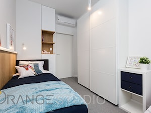 Krakowski Apartament na wynajem - Średni biały pokój dziecka dla nastolatka dla chłopca dla dziewczynki, styl nowoczesny - zdjęcie od ORANGE STUDIO