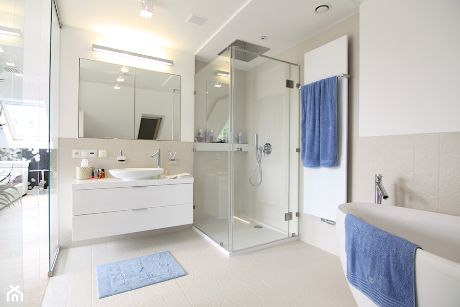 Prywatna łazienka w sypialni "za szkłem" - zdjęcie od ORANGE STUDIO