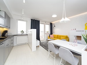 Apartament na Murarskiej, Kraków - Średni biały salon z kuchnią z jadalnią z tarasem / balkonem, styl skandynawski - zdjęcie od ORANGE STUDIO