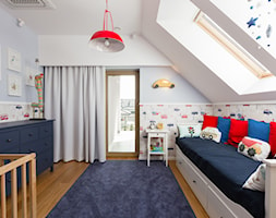 Dom w Jaworznie - Duży biały niebieski pokój dziecka dla dziecka dla chłopca, styl skandynawski - zdjęcie od ORANGE STUDIO - Homebook