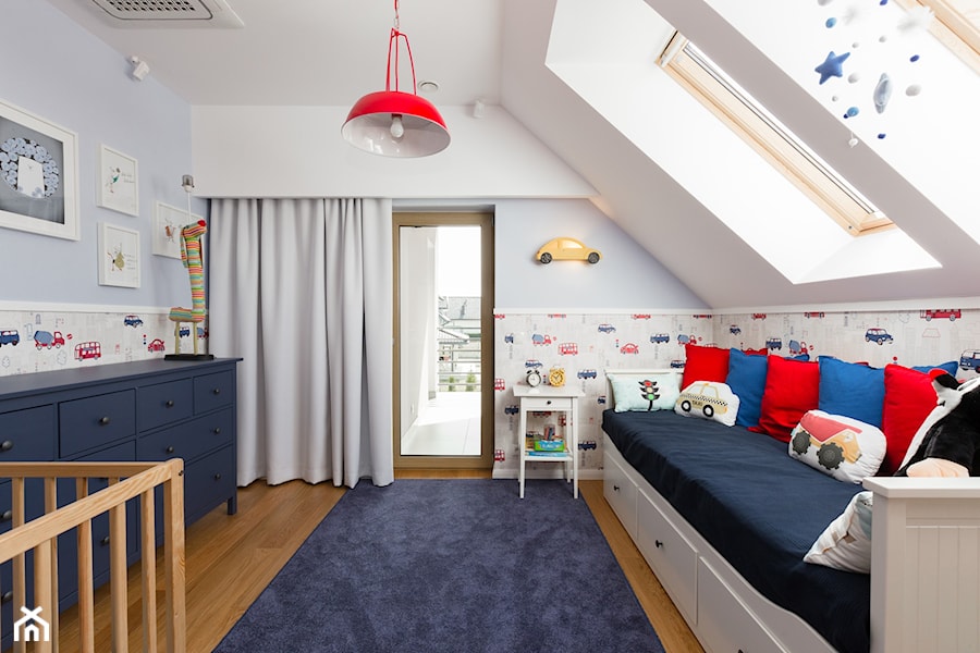 Dom w Jaworznie - Duży biały niebieski pokój dziecka dla dziecka dla chłopca, styl skandynawski - zdjęcie od ORANGE STUDIO