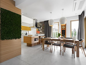 Dom w Jaworznie - Duża biała brązowa jadalnia w kuchni, styl nowoczesny - zdjęcie od ORANGE STUDIO