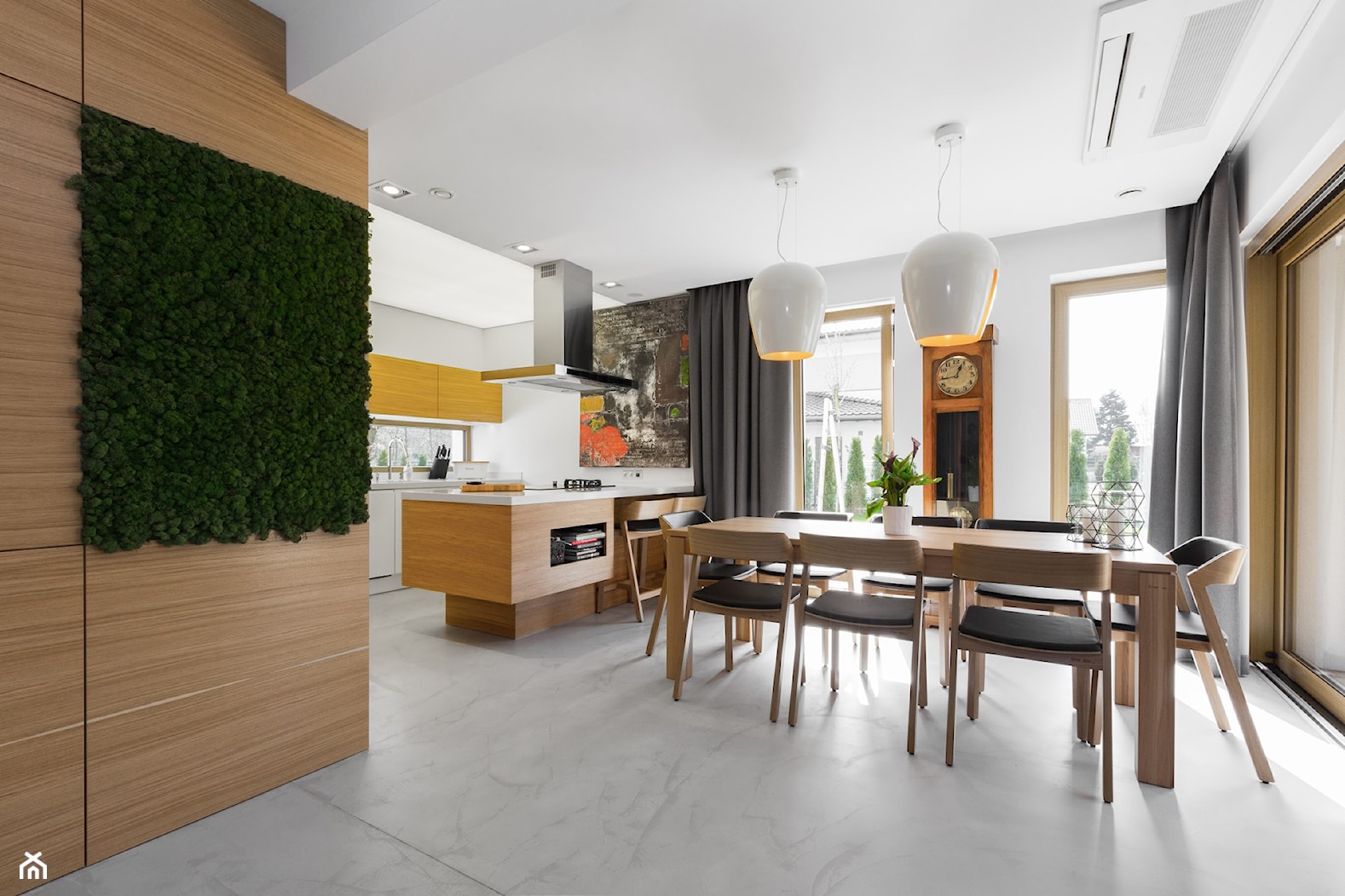 Dom w Jaworznie - Duża biała brązowa jadalnia w kuchni, styl nowoczesny - zdjęcie od ORANGE STUDIO - Homebook