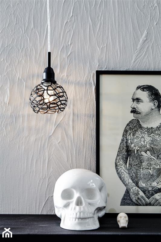 Lampa wisząca KAOS czarna - zdjęcie od Tomix.pl Lampy i oświetlenia do domu, biura, ogrodu, przemysłowe i oświetlenie zewnętrzne - Homebook