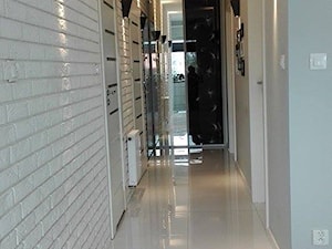 Mieszkanie 60m2 - Średni biały hol / przedpokój, styl nowoczesny - zdjęcie od paula_d