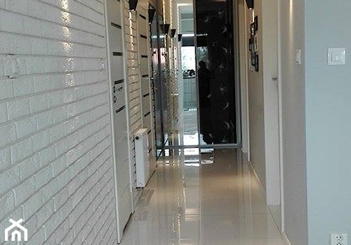 Mieszkanie 60m2 - Średni biały hol / przedpokój, styl nowoczesny - zdjęcie od paula_d