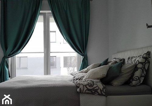 Mieszkanie 60m2 - Mała biała sypialnia, styl nowoczesny - zdjęcie od paula_d