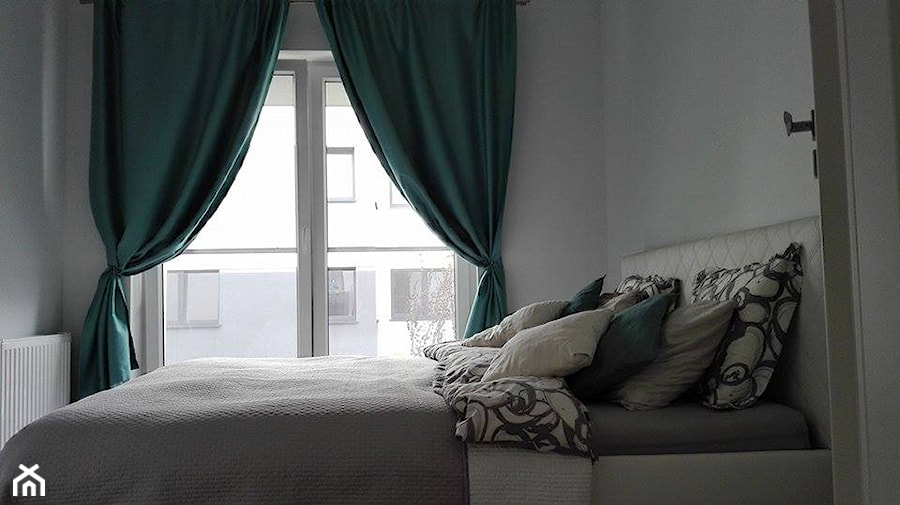 Mieszkanie 60m2 - Mała biała sypialnia, styl nowoczesny - zdjęcie od paula_d