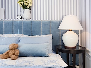 Mała biała niebieska sypialnia, styl glamour - zdjęcie od Malwina Wilczek Projektowanie Wnętrz
