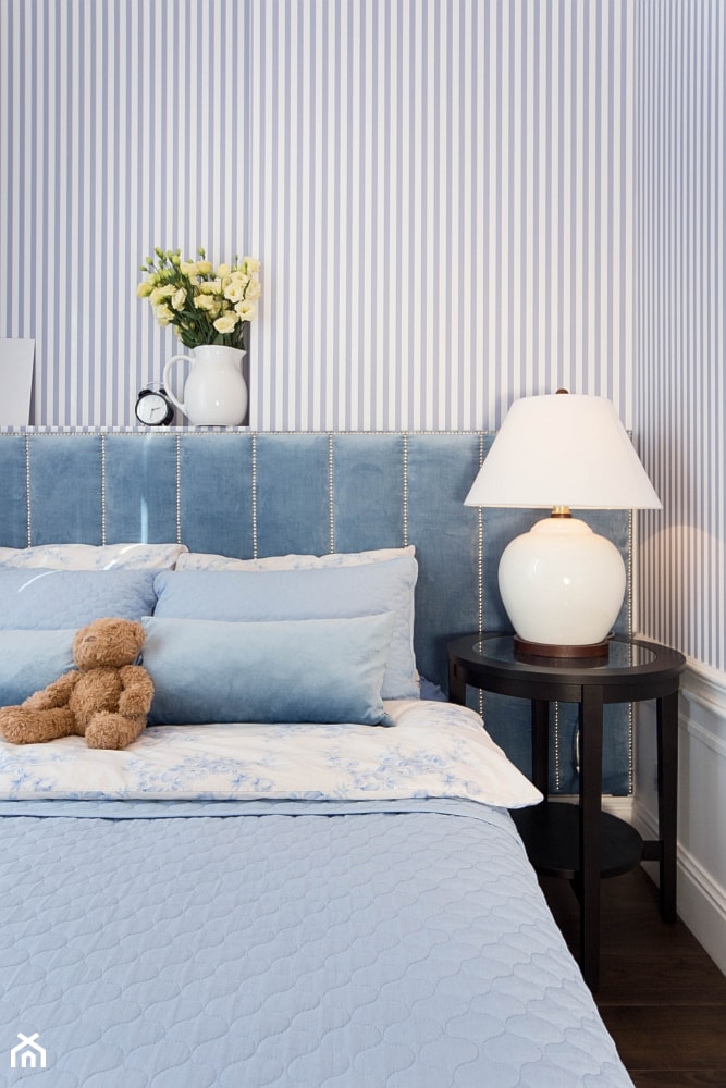 Mała biała niebieska sypialnia, styl glamour - zdjęcie od Malwina Wilczek Projektowanie Wnętrz