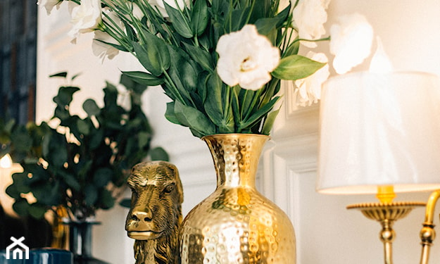 złoty wazon i kinkiet w salonie