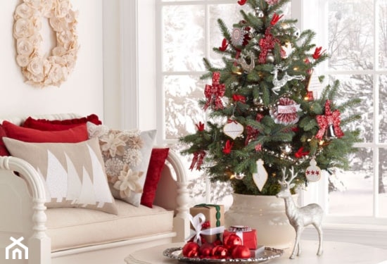 bożonarodzeniowa dekoracja salonu w stylu tradycyjnym