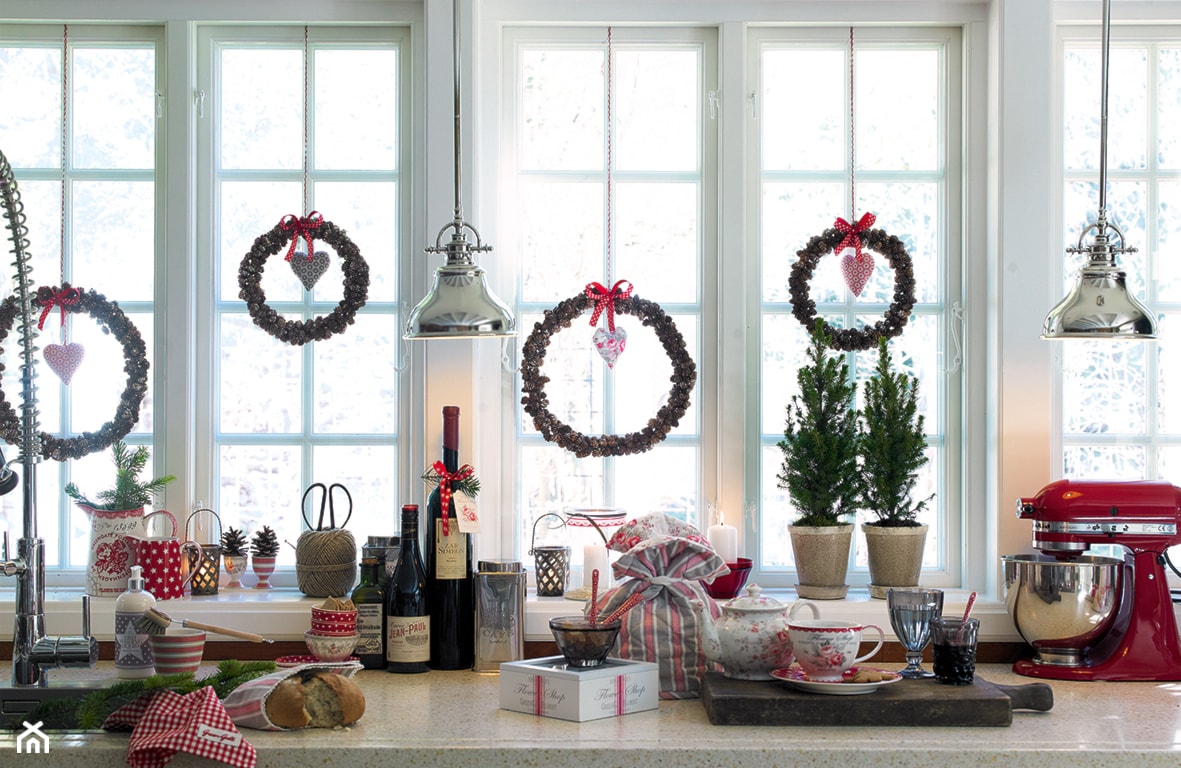 świąteczne wieńce w kuchni, metalowe lampy wiszące,  worek w szaro-czerwone pasy