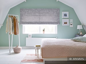 Zasłona rzymska - Mała biała zielona sypialnia na poddaszu, styl skandynawski - zdjęcie od ANWIS Sp. z o.o.