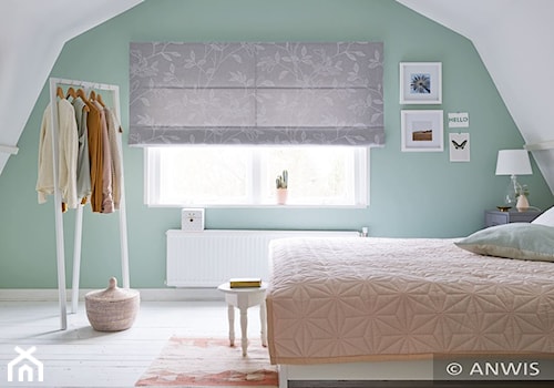 Zasłona rzymska - Mała biała zielona sypialnia na poddaszu, styl skandynawski - zdjęcie od ANWIS Sp. z o.o.