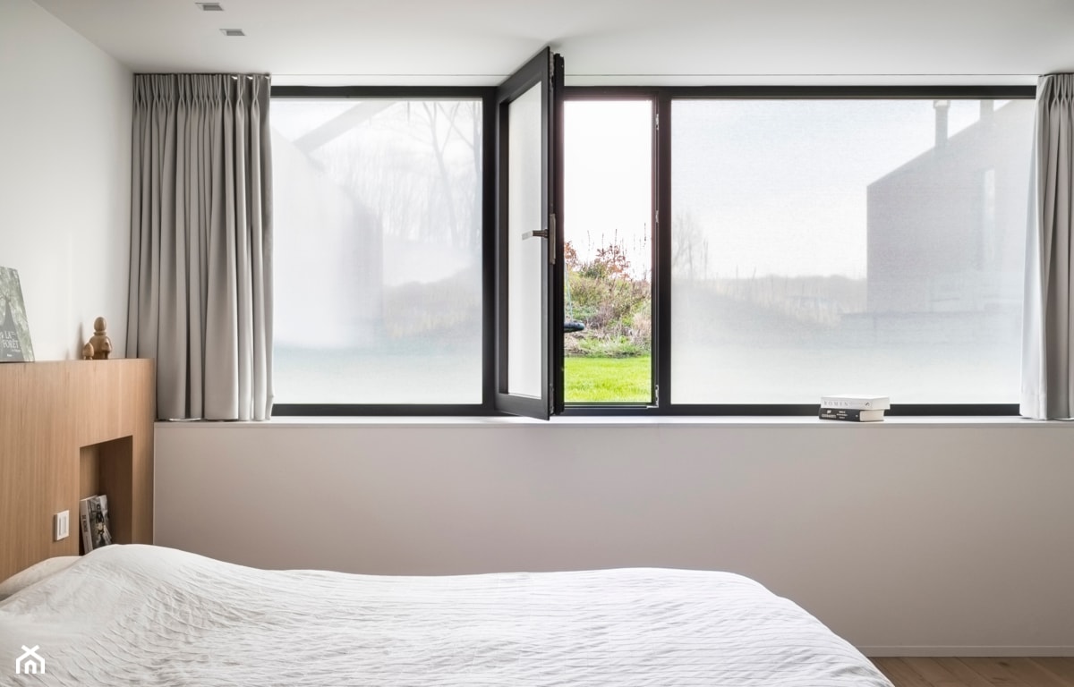 duże okna w sypialni w stylu minimalistycznym