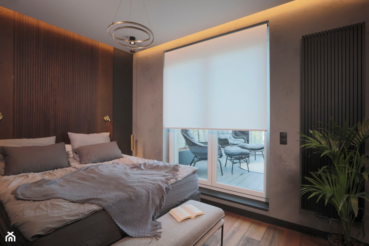Rolety materiałowe - Średnia biała szara sypialnia z balkonem / tarasem, styl nowoczesny - zdjęcie od ANWIS Sp. z o.o. - Homebook