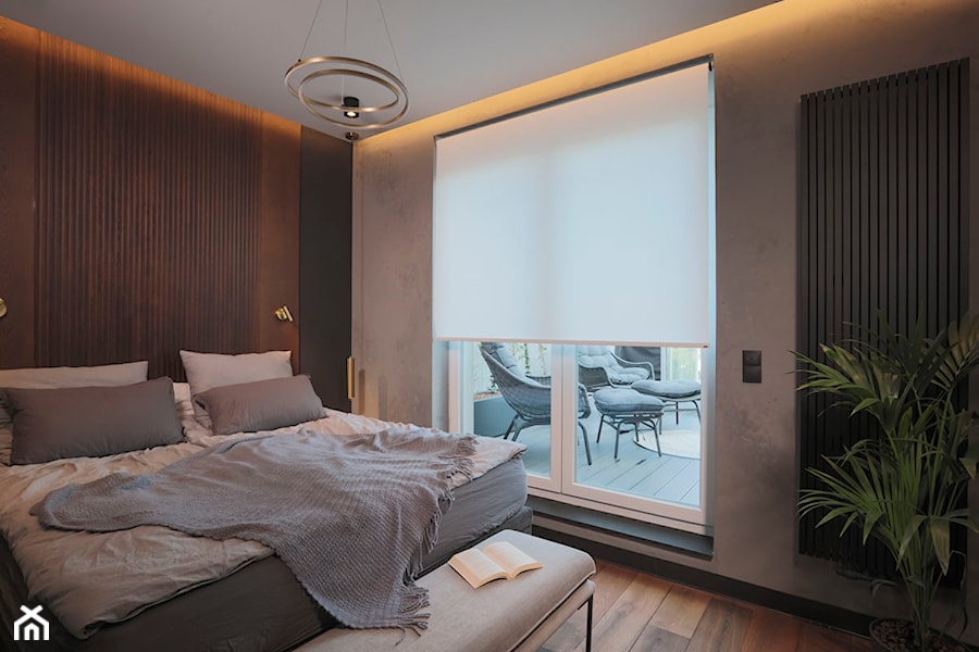 Rolety materiałowe - Średnia biała szara sypialnia z balkonem / tarasem, styl nowoczesny - zdjęcie od ANWIS Sp. z o.o.