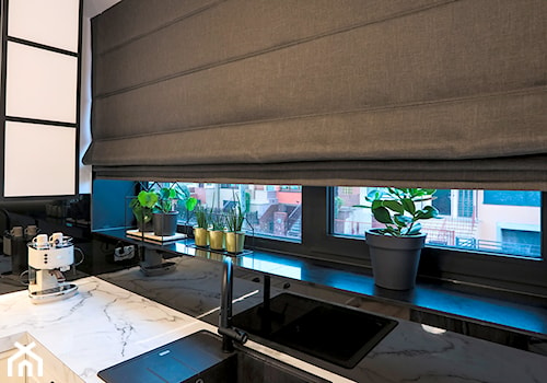 Aranżacja parapetu z pomysłem - Kuchnia z oknem, styl industrialny - zdjęcie od ANWIS Sp. z o.o.