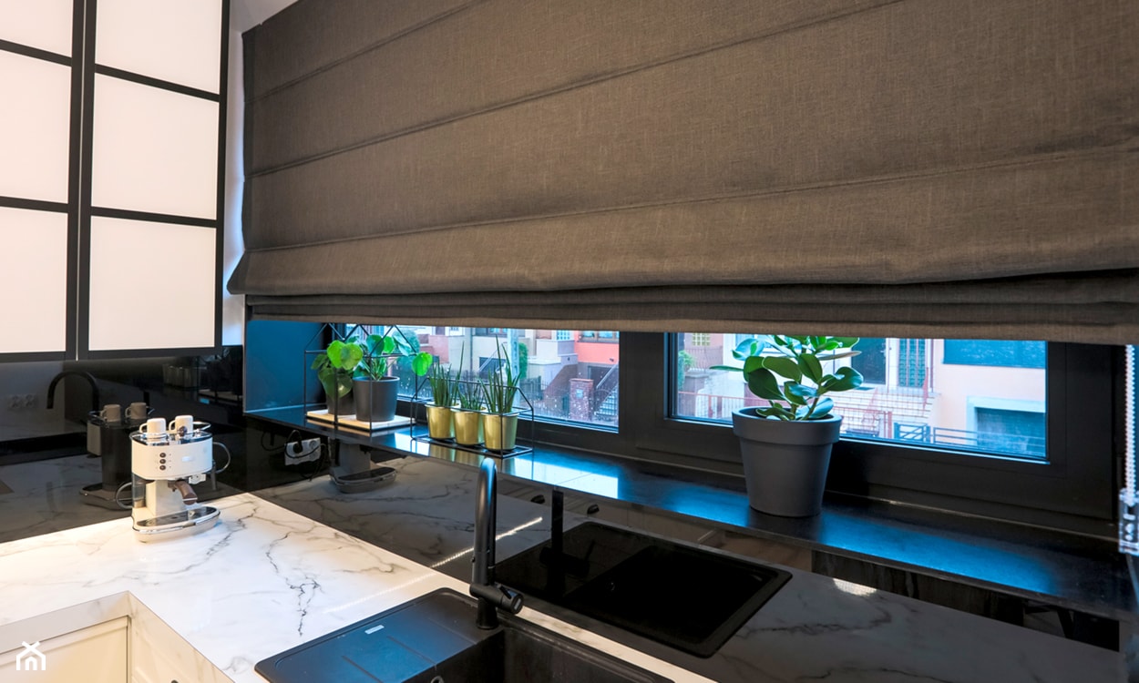 Aranżacja parapetu z pomysłem - Kuchnia z oknem, styl industrialny - zdjęcie od ANWIS Sp. z o.o. - Homebook