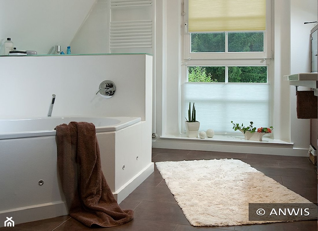 łazienka w stylu eklektycznym, białe żaluzje wewnętrzne w łazience, beżowy dywan z długim włosiem, wanna narożna