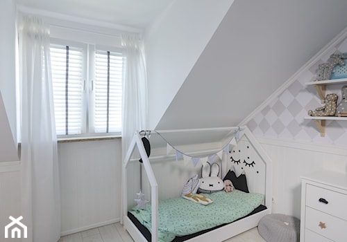 Osłony okienne do pokoju dziecka - Mały biały szary pokój dziecka dla dziecka dla chłopca dla dziewczynki, styl skandynawski - zdjęcie od ANWIS Sp. z o.o.