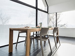 Rolety materiałowe - Średnia duża biała jadalnia jako osobne pomieszczenie, styl minimalistyczny - zdjęcie od ANWIS Sp. z o.o.