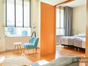 Żaluzje drewniane - Średnia beżowa szara sypialnia, styl skandynawski - zdjęcie od ANWIS Sp. z o.o.