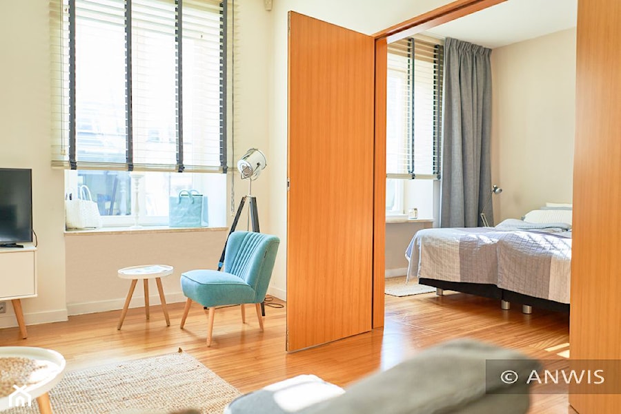 Żaluzje drewniane - Średnia beżowa szara sypialnia, styl skandynawski - zdjęcie od ANWIS Sp. z o.o.