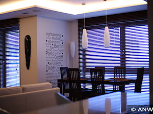 Żaluzje drewniane - Średnia biała jadalnia jako osobne pomieszczenie, styl nowoczesny - zdjęcie od ANWIS Sp. z o.o.