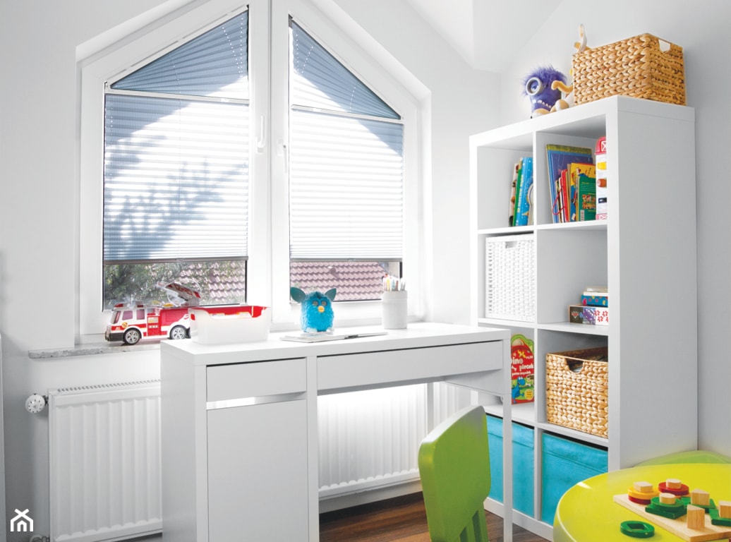 pokój dziecka z niestandardowym oknem z żaluzją materiałową