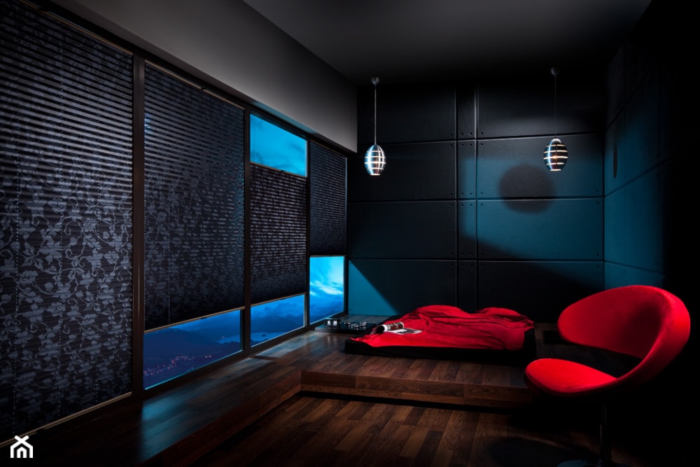 Żaluzje plisowane - Duża czarna szara sypialnia, styl minimalistyczny - zdjęcie od ANWIS Sp. z o.o. - Homebook