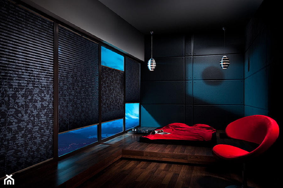 Żaluzje plisowane - Duża czarna szara sypialnia, styl minimalistyczny - zdjęcie od ANWIS Sp. z o.o.