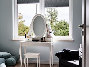 Żaluzje plisowane - Średnia szara sypialnia, styl skandynawski - zdjęcie od ANWIS Sp. z o.o.
