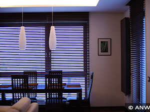 Żaluzje drewniane - Średnia biała jadalnia w salonie, styl nowoczesny - zdjęcie od ANWIS Sp. z o.o.